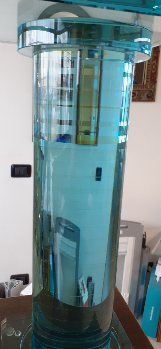 colonnina in vetro fatta di dischi da 10 mm sormontati e saldati con i raggi uv