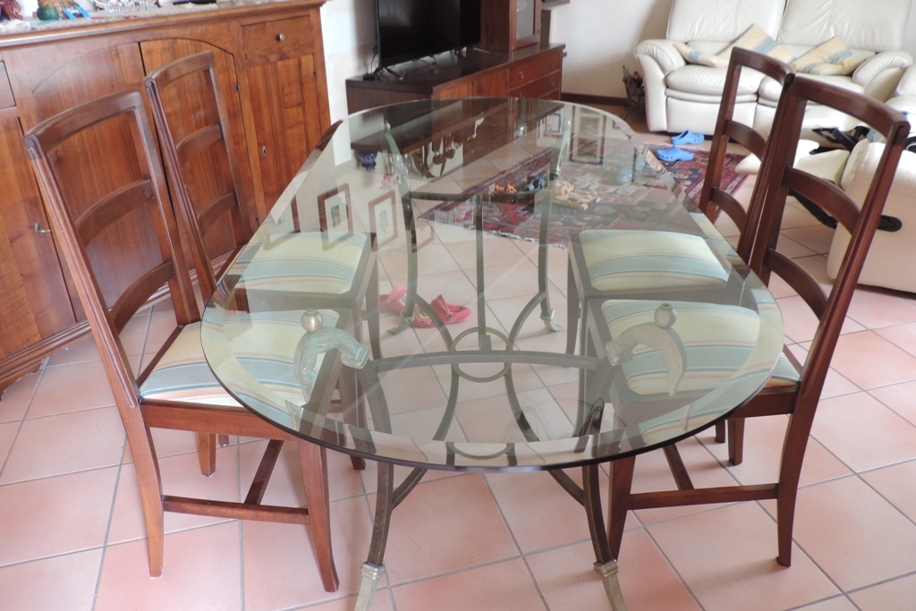 tavolo bisellato e sagomato in cristallo