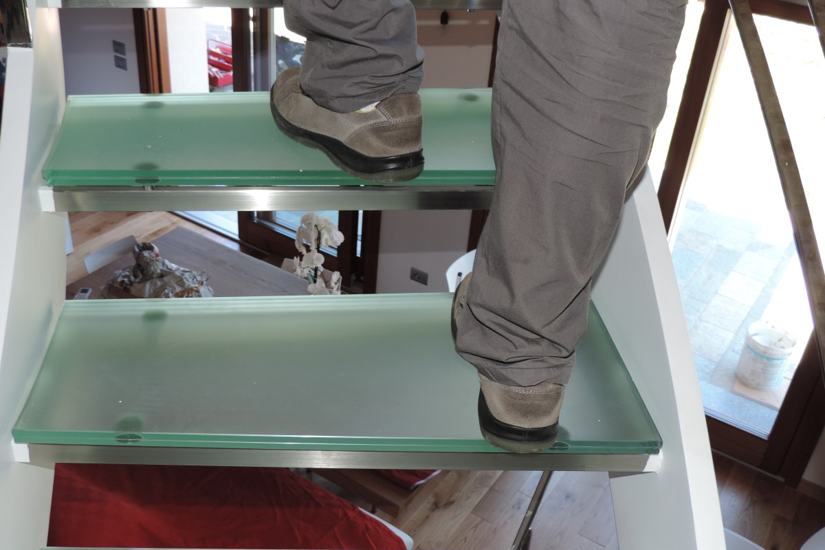 scala in vetro incollato uv