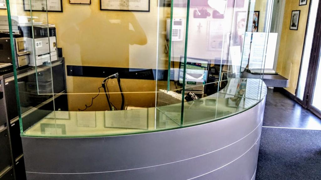 parafiato in cristallo extrachiaro curvo incollato uv