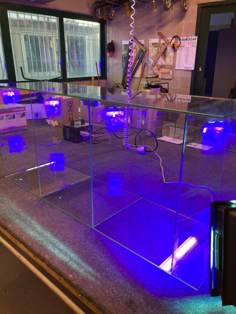 inollaggio uv per libreria in vetro