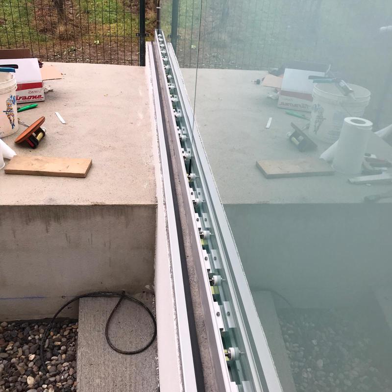 particolare dei registri della divisoria e recinzione in vetro