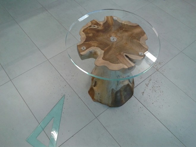 tavolino in vetro con base in legno
