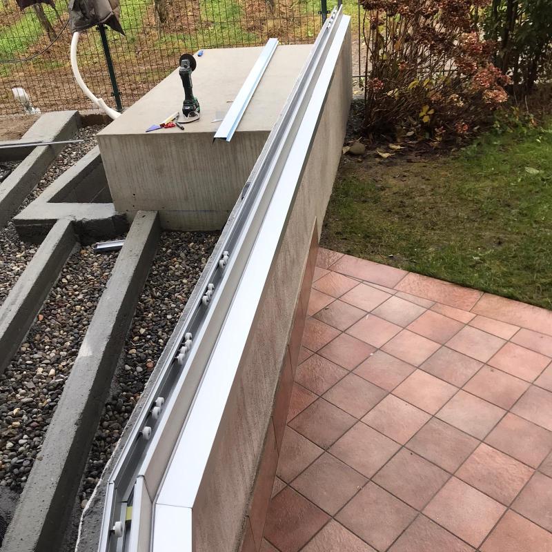 inizio posa dei profili per la rencinzione divisoria in vetro