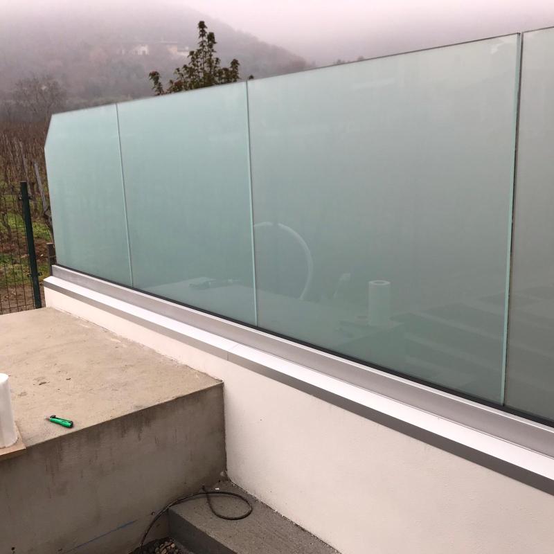 divisoria in vetro eseguita ed ultimata con profili di finitura