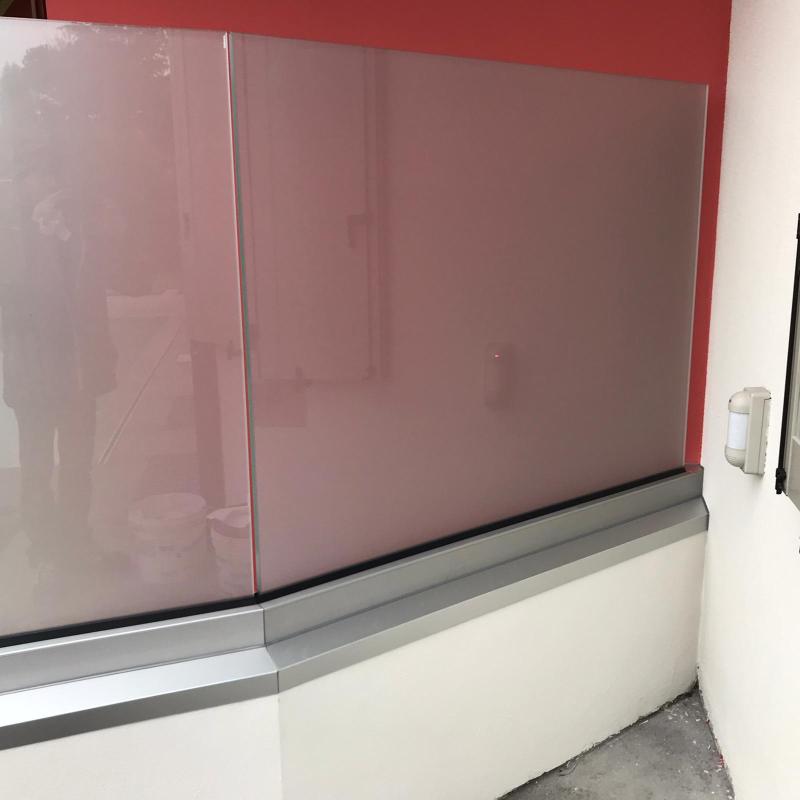 angolo della divisoria o recinzione in vetro finita.