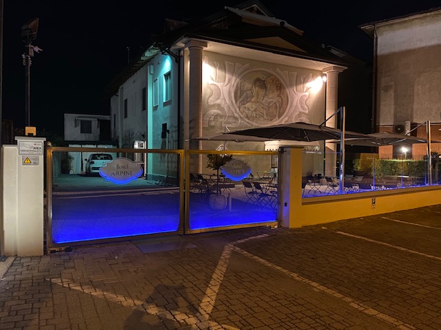 visione notturna della barriera in vetro