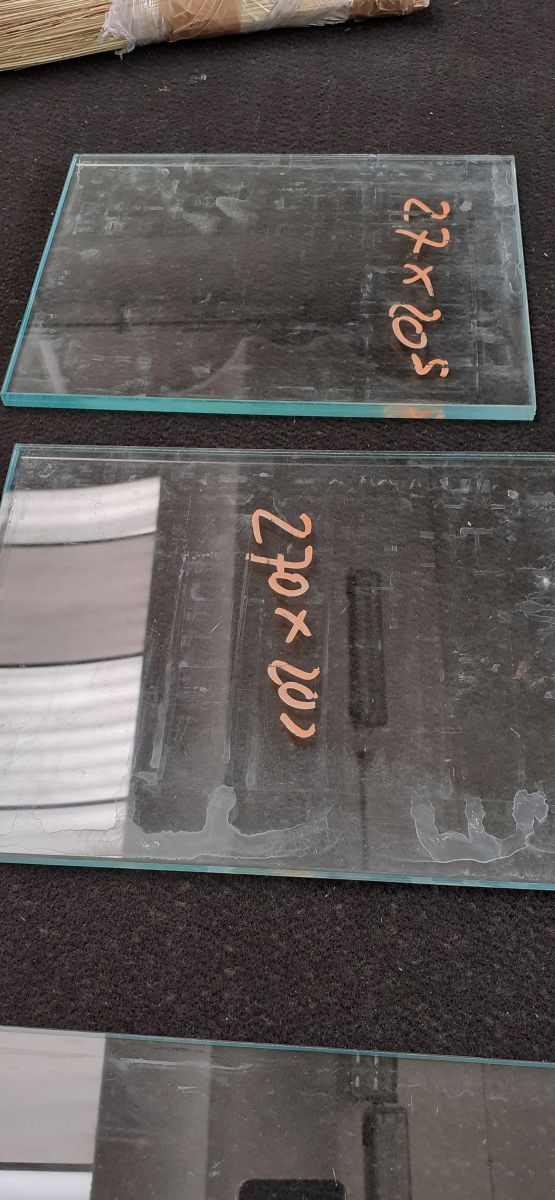 fianchi della vetrinetta in vetro