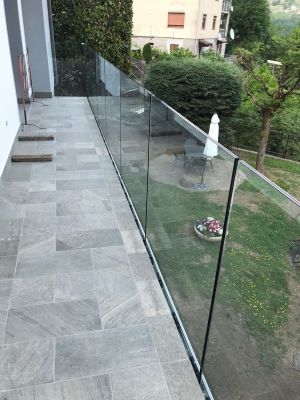 posa in opera di parapetto in vetro e alluminio