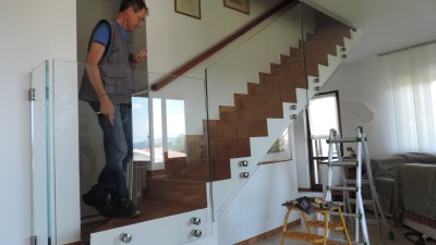 posa balaustra in vetro del balconcino