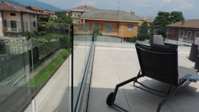 parapetto in vetro montato con fissaggio in barre di alluminio