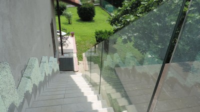 parapetti in vetro per accedere al terrazzo con la ringhiera in vetro