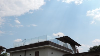 terrazzo con parapetto in vetro su tre larti
