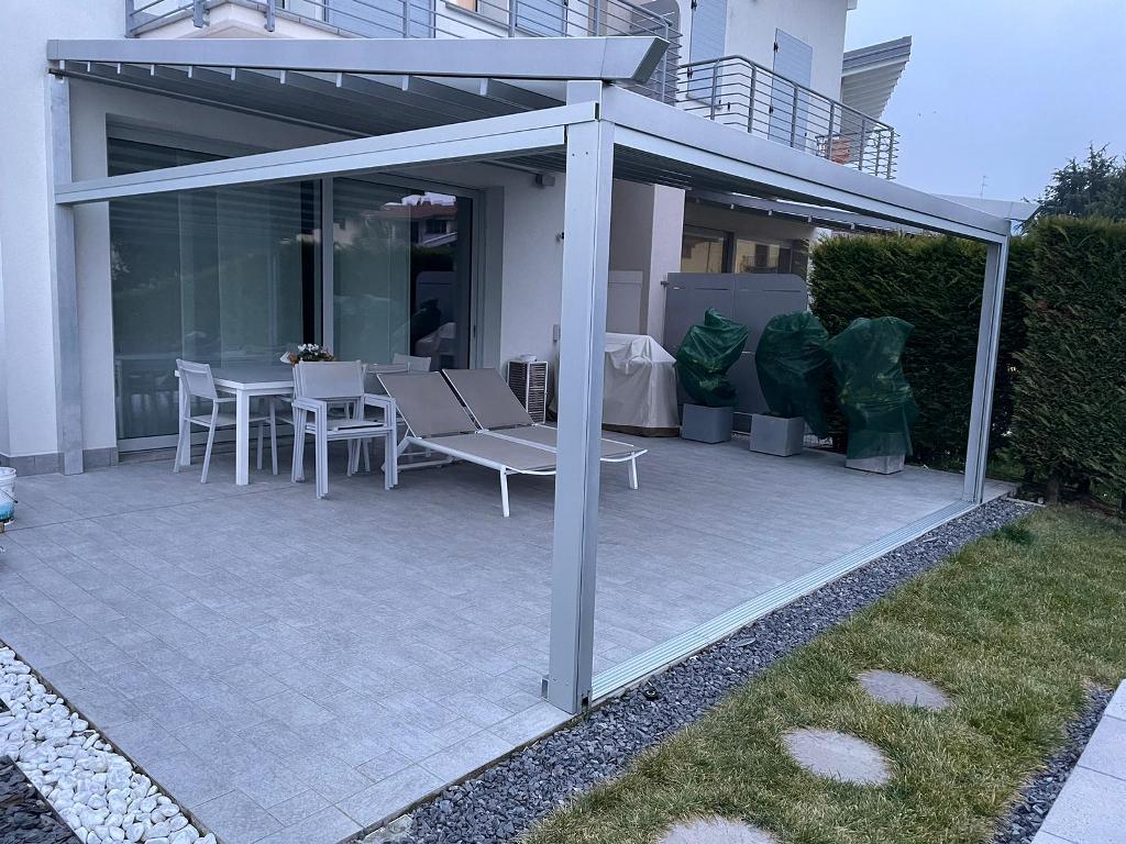 chiusura tettoia in vetro con vetro vepa