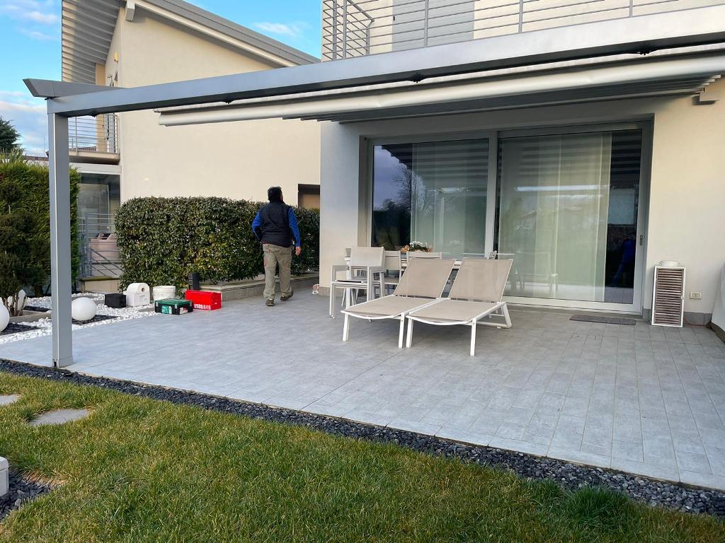 chiusura della tettoia con vetro scorrevole nella situazione iniziale