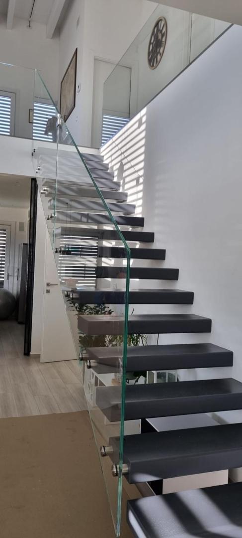 vista laterale del parapetto in vetro della scala