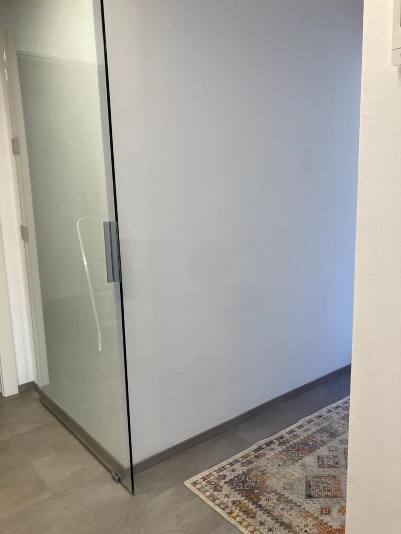 porta scorrevole in vetro trasparente 