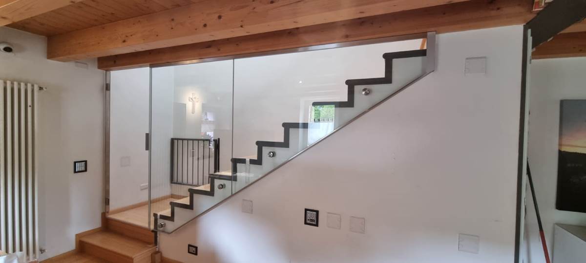 vista frontale della chiusura del vano dela scala con vetro