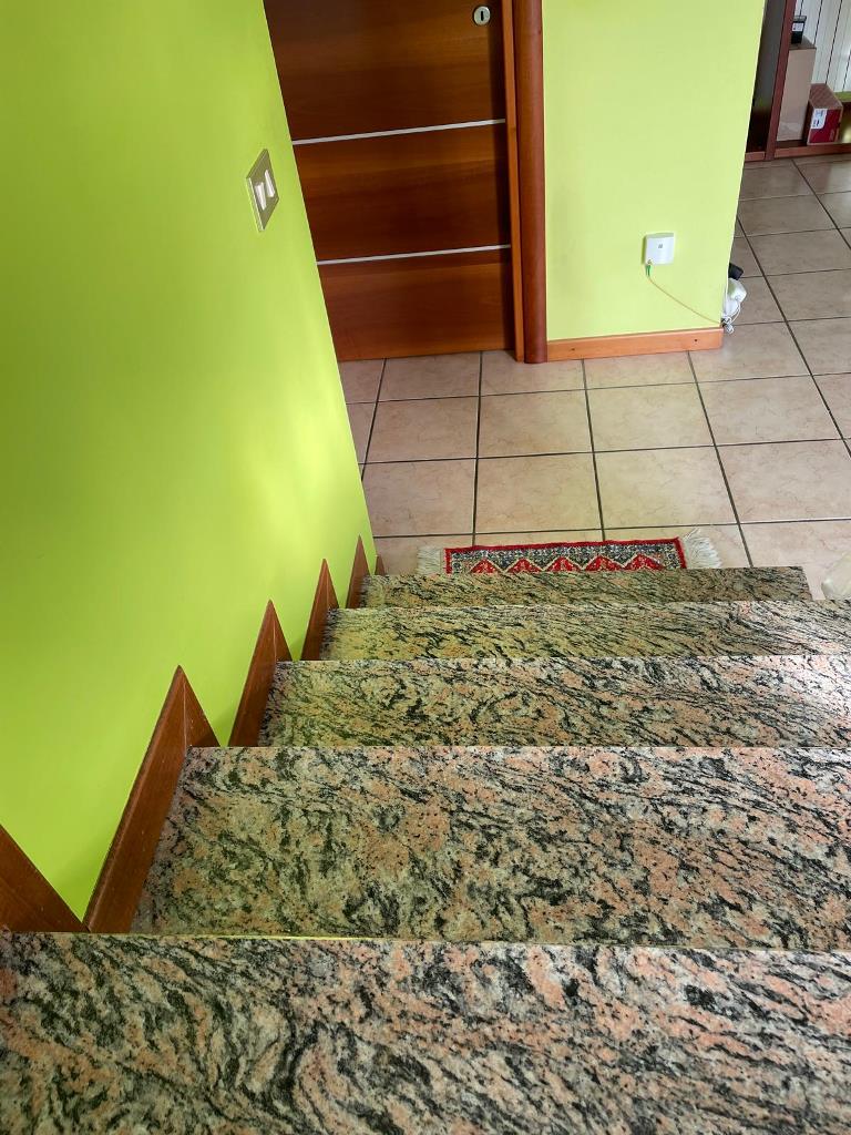 scala aperta da chiudere con parapetto in vetro e porta in vetro