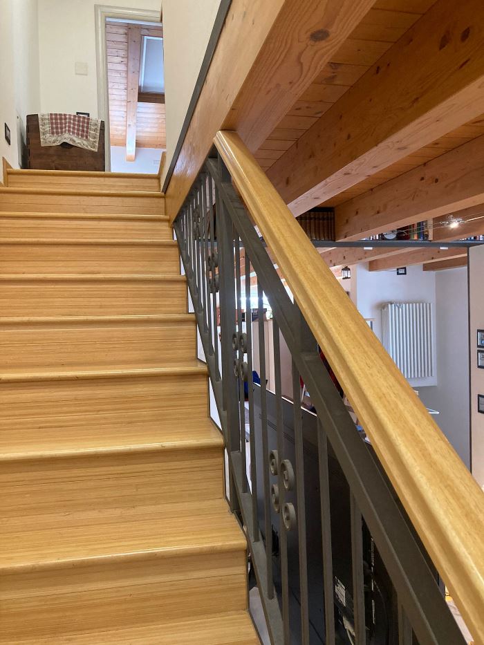 scala con vecchia ringhiera in ferro da sostituire