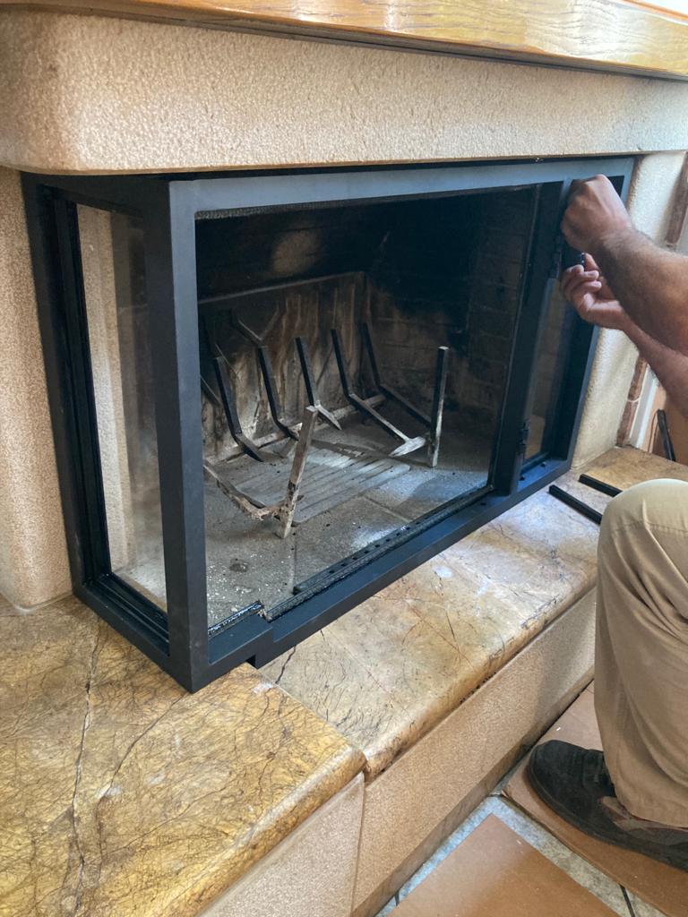 camino asimmetrico chiuso con telaio in ferro e vetro ceramico