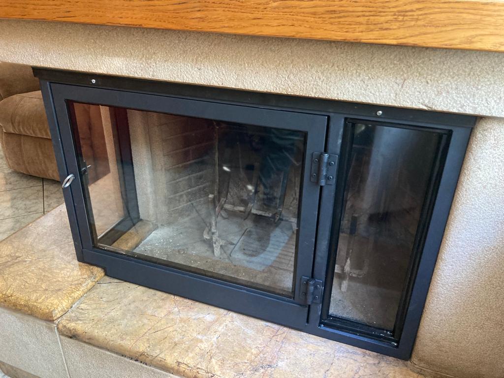 camino con sportello chiuso realizzato con ferro verniciato e vetro ceramico