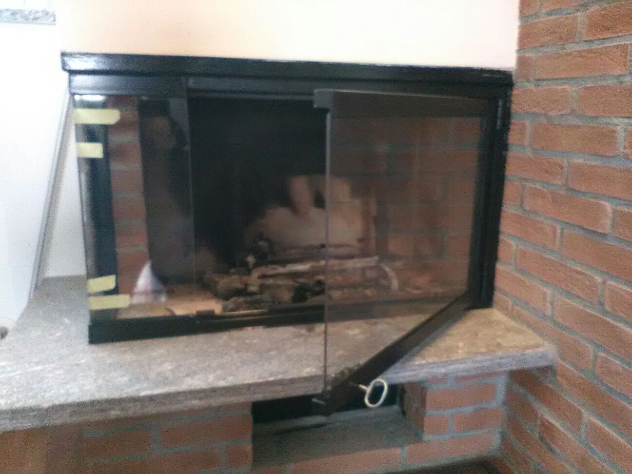 telaio di chiusura del camino con vetri e guarnizioni per alte temperature