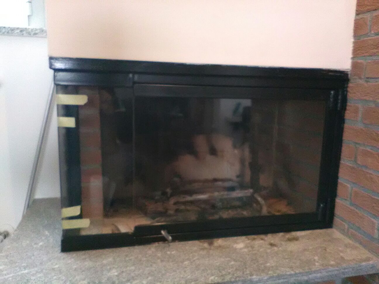 telaio in ferro verniciato per chiudusa camino ad angolo con vetro ceramico