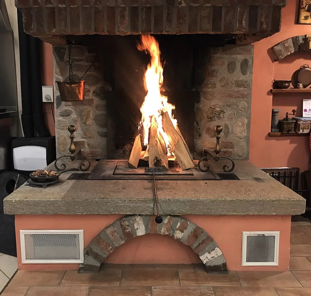 camino rustico da chiudere con vetri