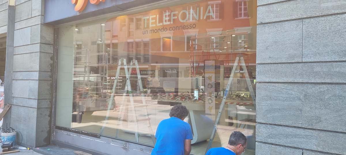 vetrina montata nuova in sostituzione di quella rotta per effrazione